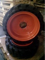 Шина цельнолитая 33x12-20 в сборе с диском BOBCAT